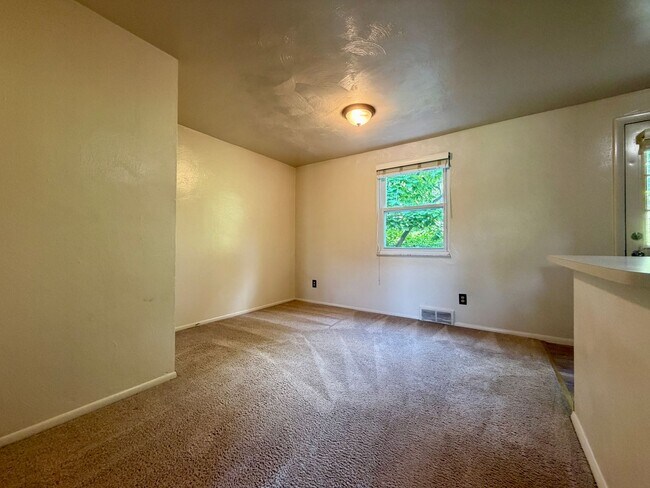 Photo - Beautiful Two Bedroom Townhouse in Plum! Equipped Kitchen, Patio & More! Call Today!