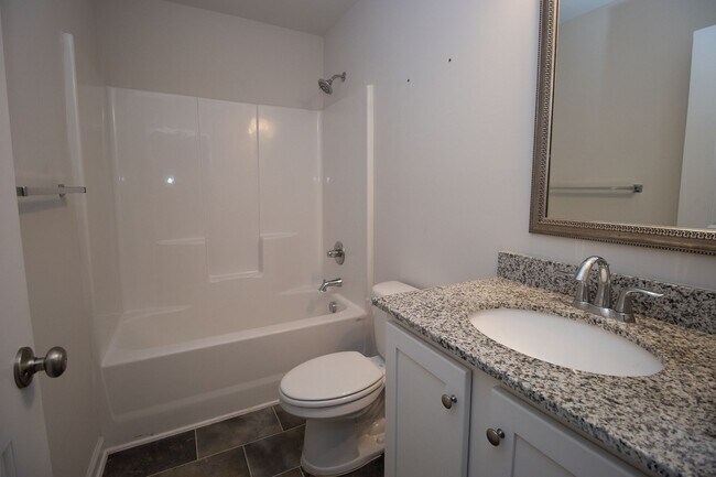 Foto del edificio - Gorgeous 3 Bedroom, 2 Bath - Available Mid...