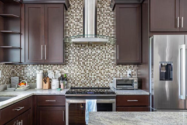 Foto del edificio - Fully Furnished Luxury Townhome | Walk to Downtown Princeton | 3 Beds | 3.5 Baths