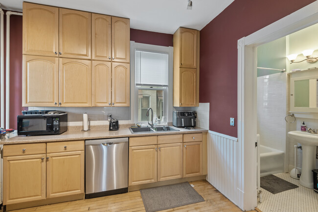 Spacious kitchen with updated appliances - 403 Broadway St NE