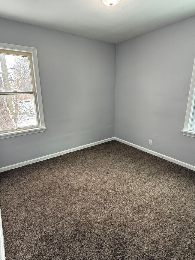 Building Photo - 2bd Single Lee/Harvard Vouchers Only