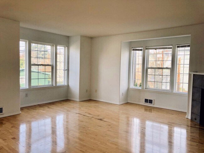 Building Photo - Light Filled Townhome - A Commuters Dream ...