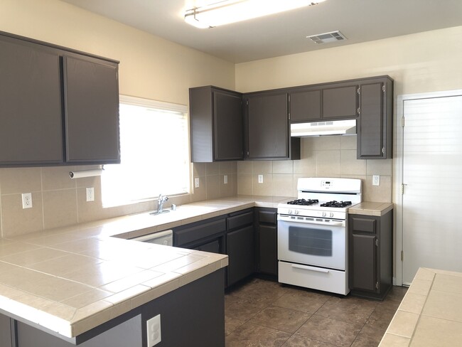 Building Photo - CENTRAL BAKERSFIELD  *FIRST MONTH'S RENT F...