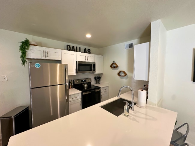 Building Photo - 5221 Bonita Ave