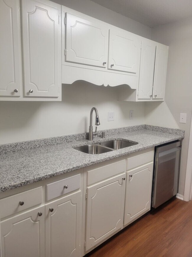Building Photo - 3 Bedroom/2 bath upper level condo