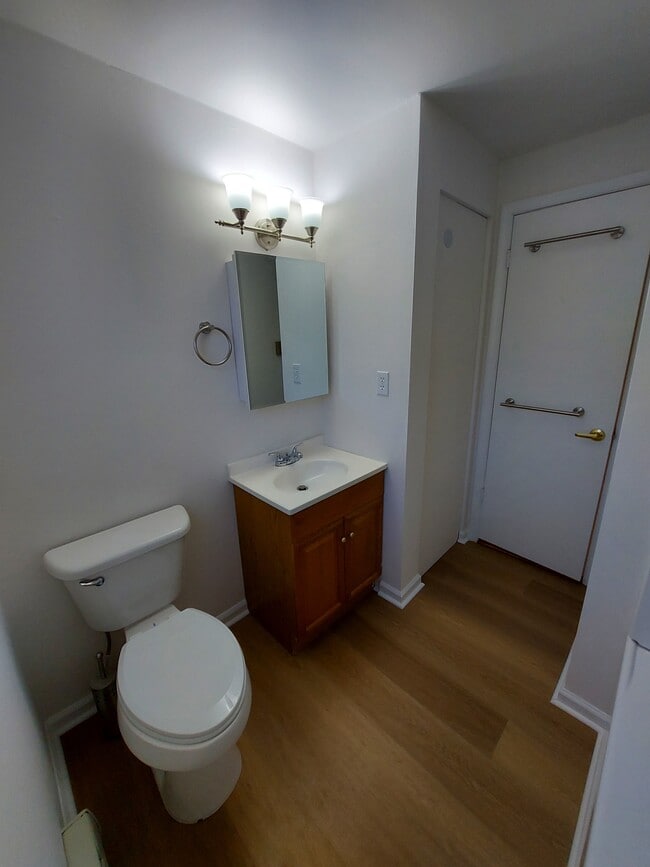 Full bath - 34 Walnut Rd