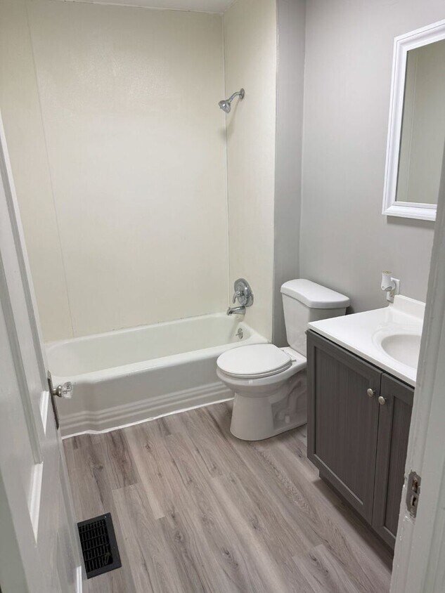 Foto principal - 3 bedroom, 1 bath remodeled home