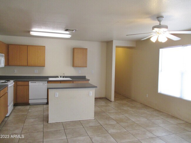 Foto del edificio - 12940 N B St