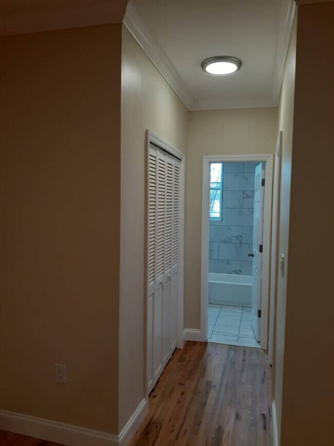 Building Photo - 634 Rosedale Ave