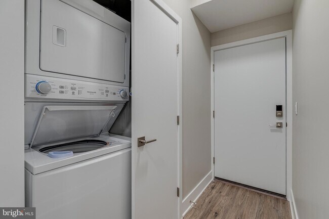 Photo - 1952 Bryn Mawr Ave Apartment