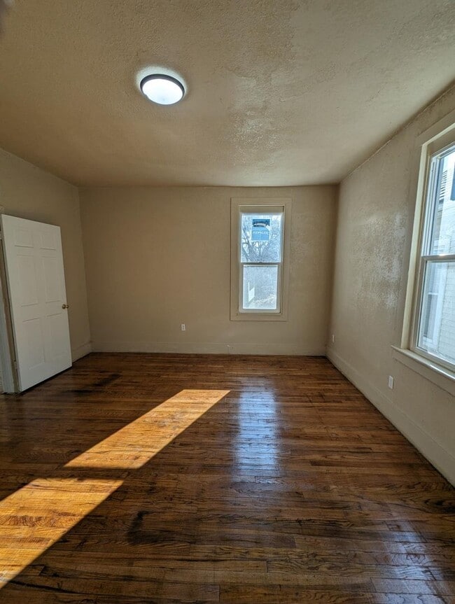Foto del edificio - 2 Bedroom House Available (Price Reduced)