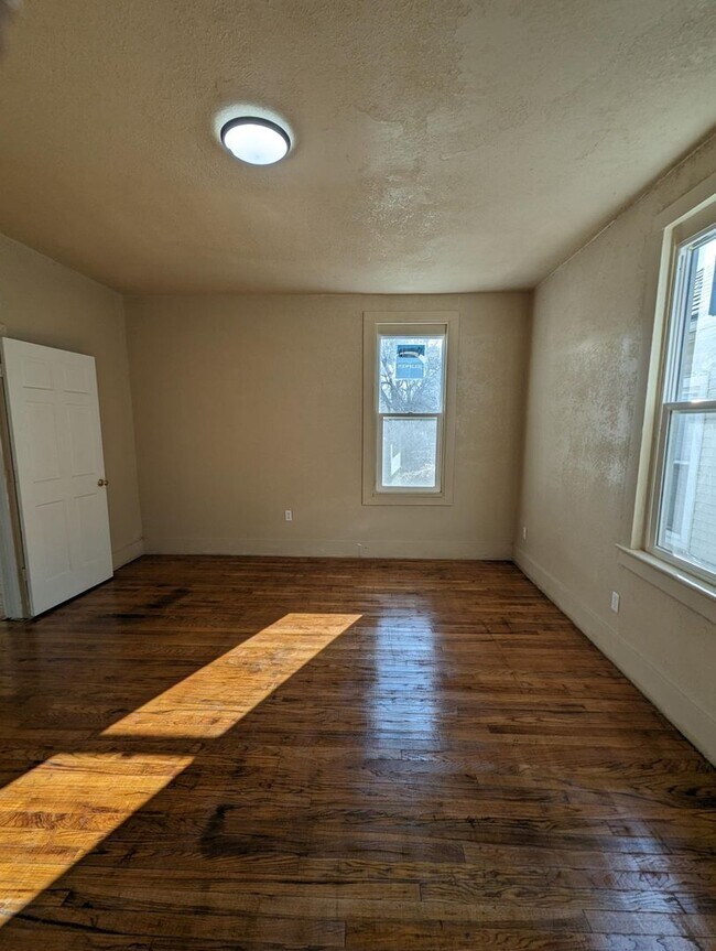 Foto del edificio - 2 Bedroom House Available