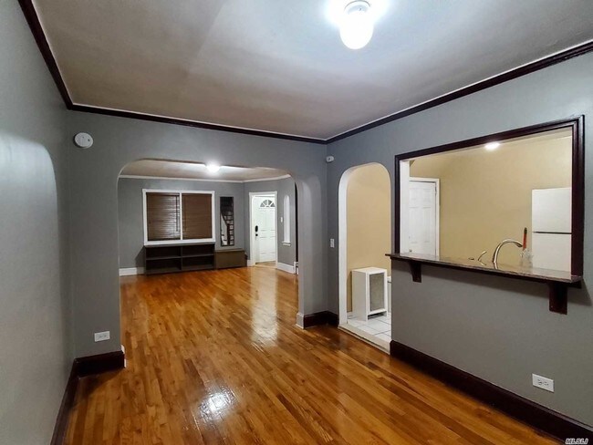 Foto del edificio - 225-41 Murdock Ave