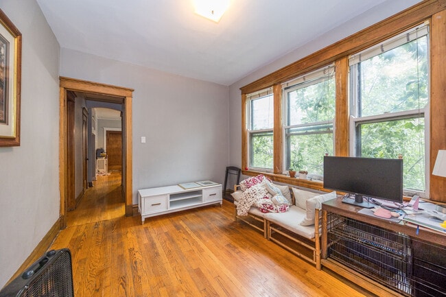 Building Photo - 2019 N Damen Ave