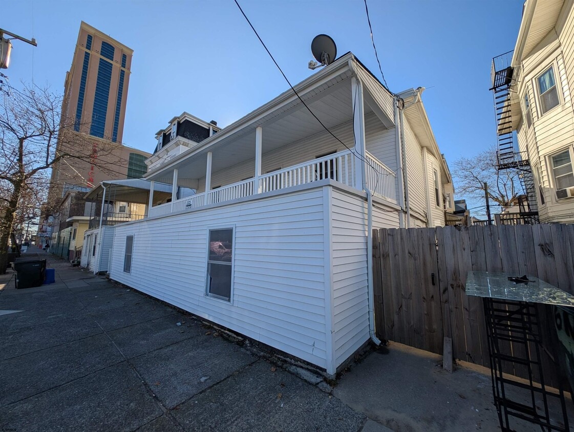 Building Photo - 12 N Iowa Ave
