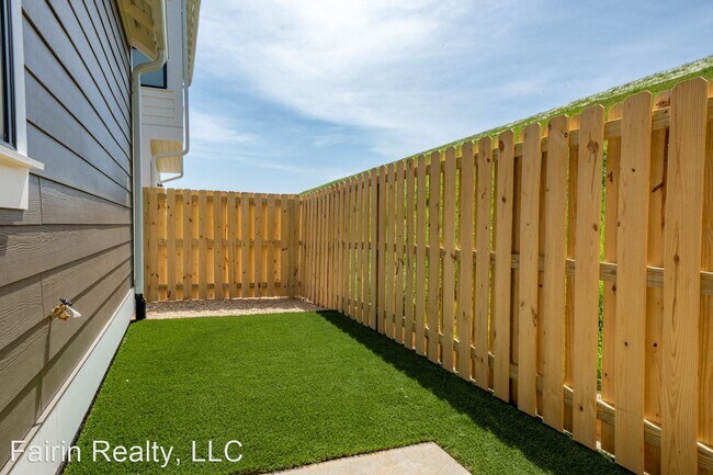 Building Photo - 2 br, 2.5 bath House - 4235 Brevard Blvd
