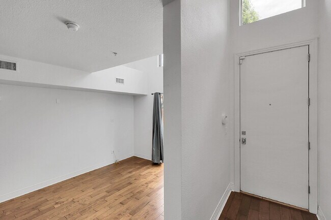 Building Photo - $2,395.00, Spacious Loft, 1.5 bath in Jeff...
