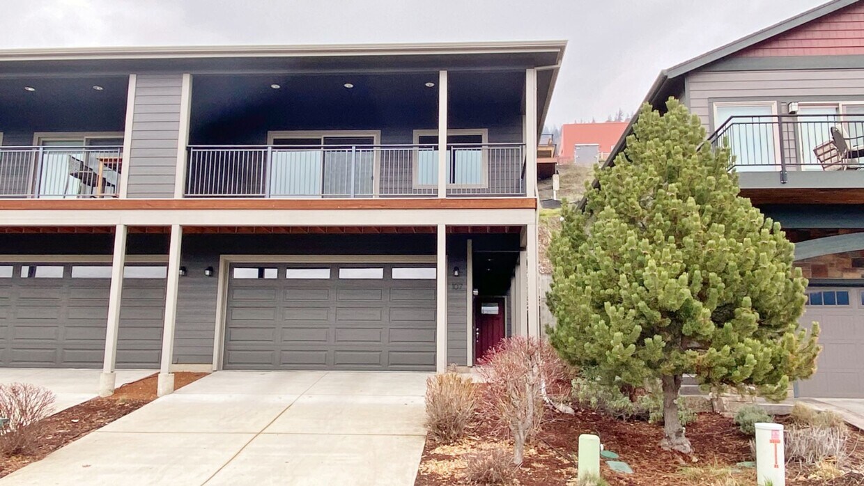 Primary Photo - Upper Level Living