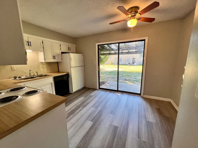 Building Photo - Newly remodeled 3 bedroom town home!