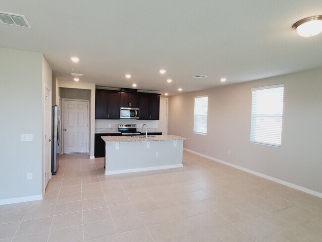 Building Photo - Beautiful 3BR/2.5BA Townhouse in Greens at...
