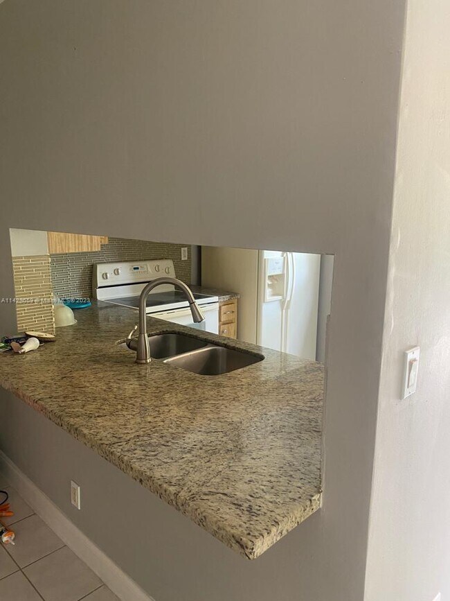 Foto del edificio - 411 Gardens Dr