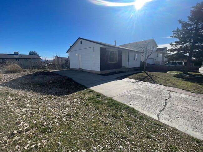 Building Photo - 5 Bed, 2 Bath Home in Kearns!