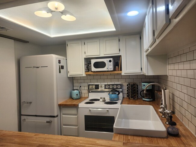 Building Photo - Completely Remodeled Condo - Comm Pool - C...