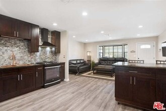 Building Photo - 213 S Ventura Pl