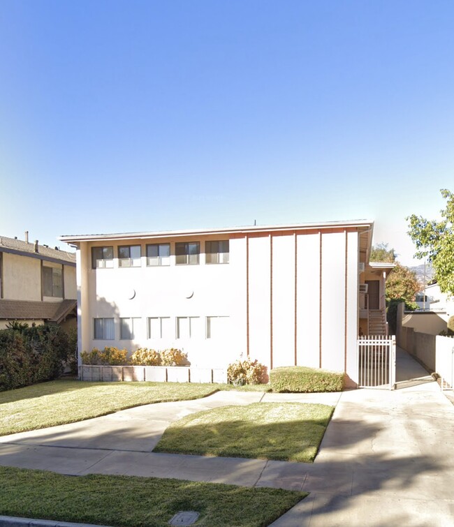 The building Front - 139 Diamond St