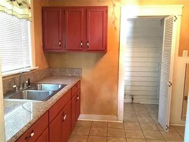 Building Photo - Great home with 2 bedrooms