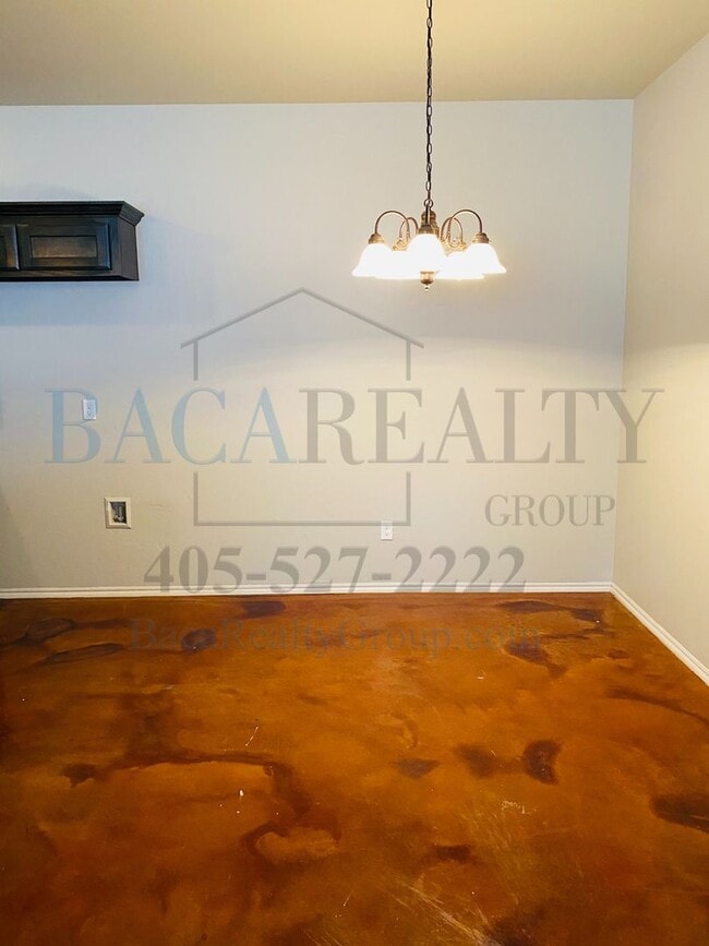 Building Photo - 3br 2ba duplex with 2 car garage!