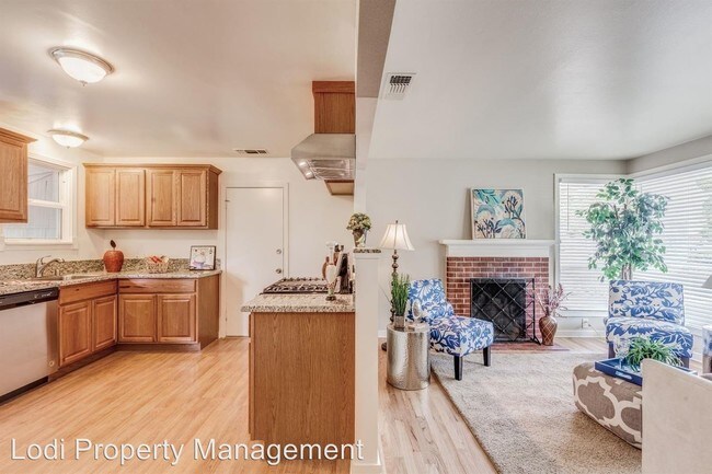 Building Photo - 2433 Avalon Dr