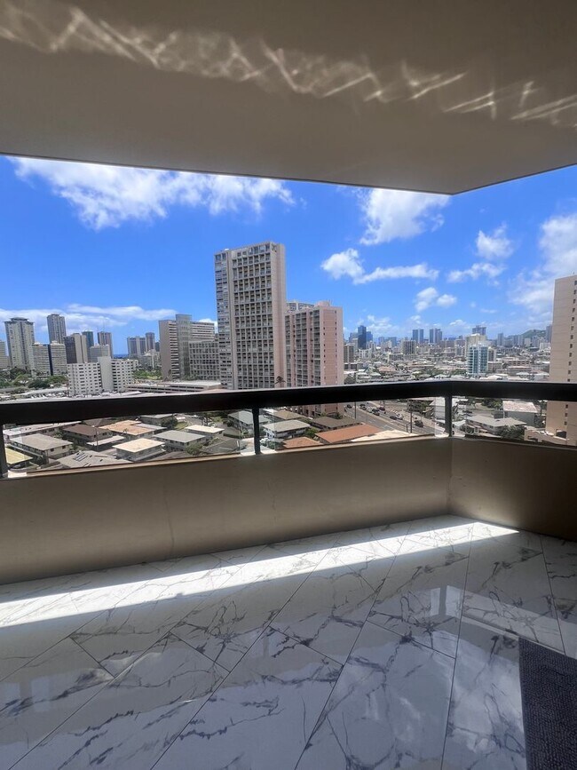 Foto del edificio - 2 Bedroom, 2 Bath, 2 Parking, AC at Iolani Court Plaza