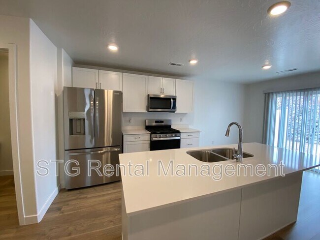 Building Photo - 3237 E Labyrinth Pt Cir