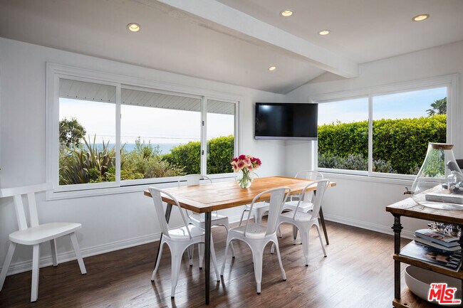 Foto del edificio - 29225 Cliffside Dr