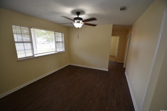 Foto del edificio - 7401 Valley Dr