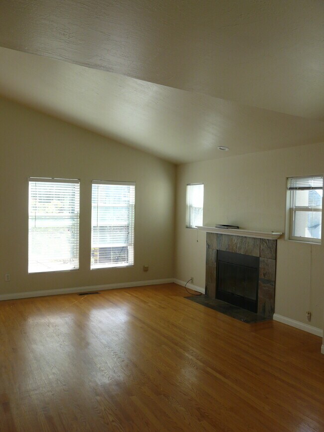 Building Photo - 5329 Rosalind Ave