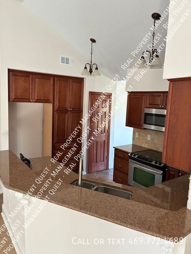 Foto del edificio - 814 Meandering Way