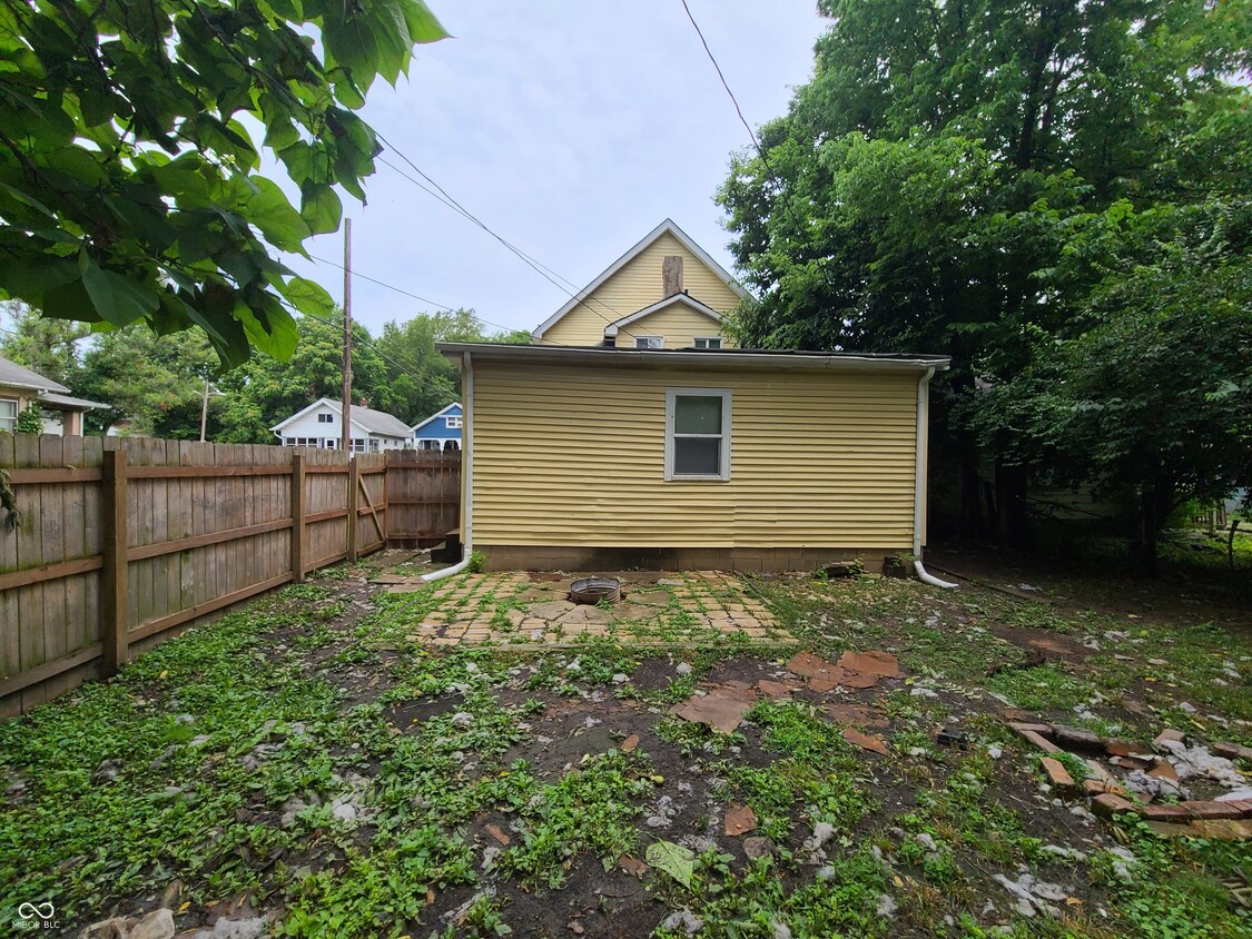 Building Photo - 417 W 39th St