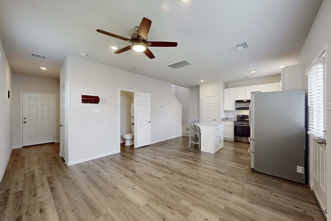 Building Photo - 2-Bedroom 2.5-Bath, 2 car garage, modern home