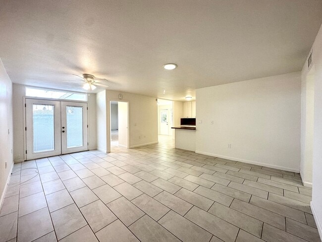 Building Photo - AVAILABLE NOW! BEAUTIFUL 2 Bedroom 2 Bathr...