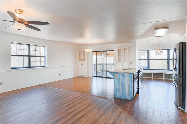 Building Photo - 8030 Valleyview Ln