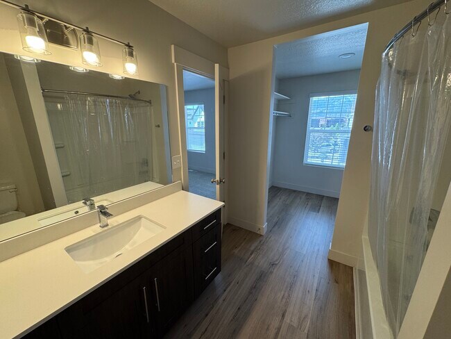 Foto del edificio - 4819 Summerfield Dr