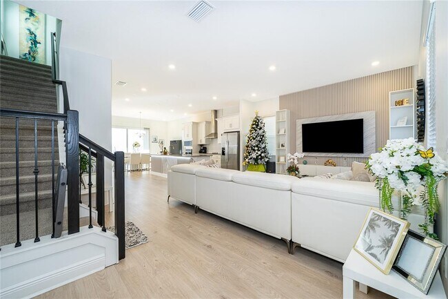 Foto del edificio - 16745 Hamlin Vis Aly