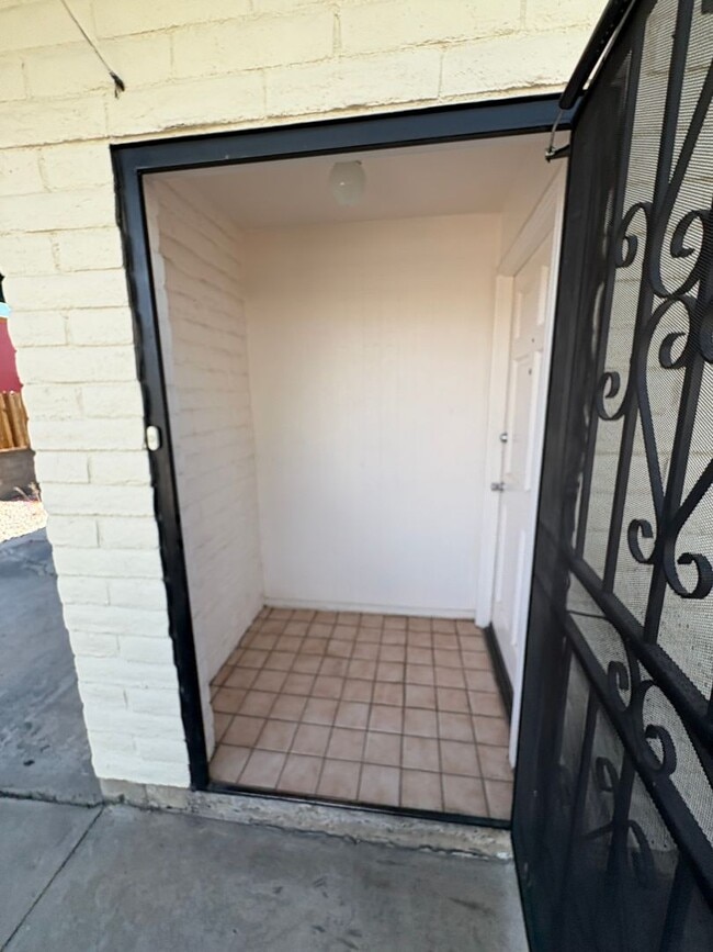 Building Photo - Convenient East side location