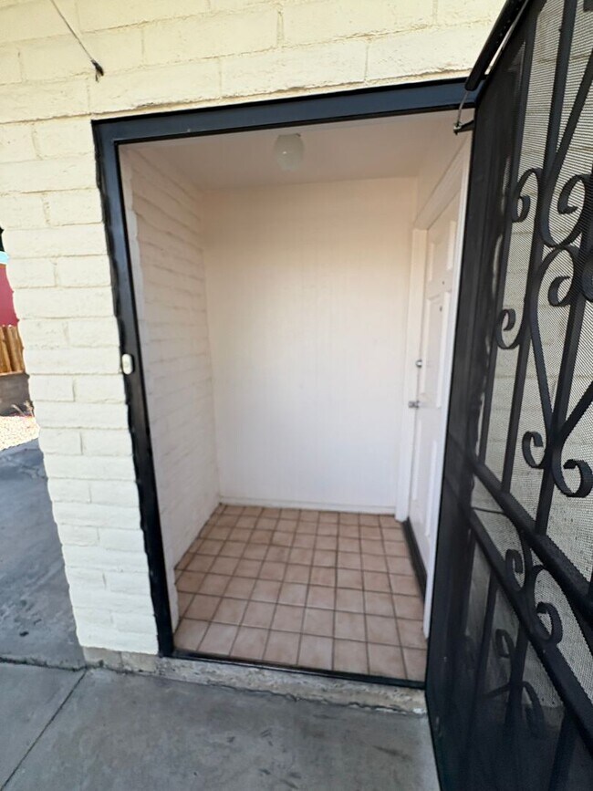 Foto del edificio - Convenient East side location