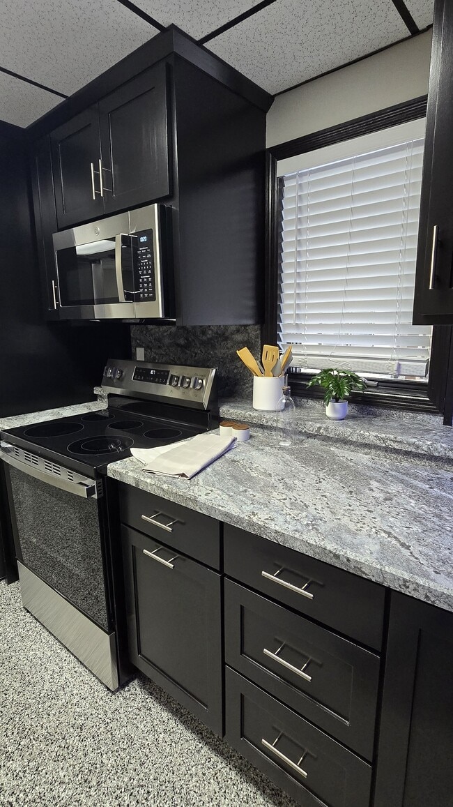 Building Photo - 809 County Rd 2 S