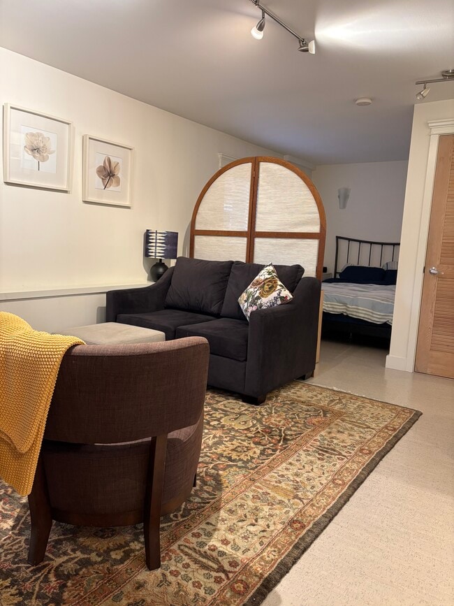 Building Photo - 1940 William St