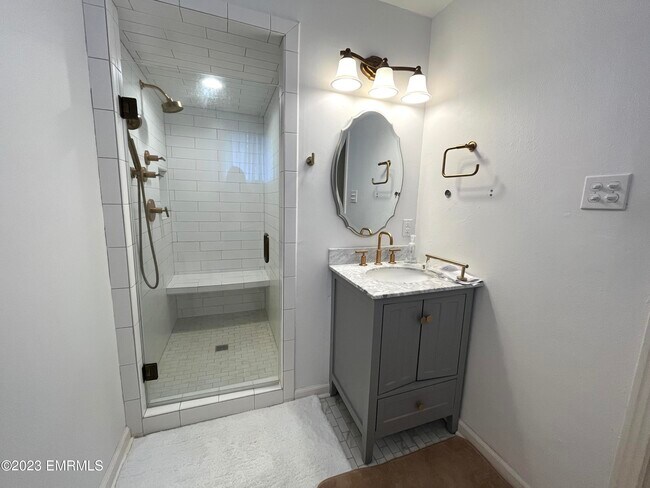 Building Photo - 2113 Valleyview Dr