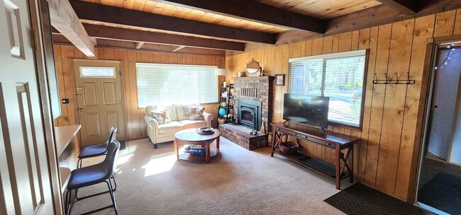 Foto del edificio - Unfurnished 4 Bed, 2 Bath with Garage.  Amazing Location on Dead-End Street with Forest Access!